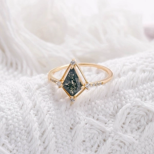 Gros plan sur bague agate mousse taille cerf-volant avec accents de diamant