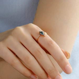 Détail d'une bague en argent S925 doré 14K avec agate mousse verte de coupe cerf-volant