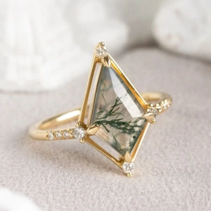 Bague en agate mousse forme cerf-volant plaquée or 14K avec diamants sur fond gris clair