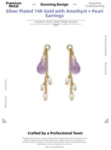 Λεπτομέρεια από κρεμαστά σκουλαρίκια 14K χρυσού με αμέθυστο και λευκά μαργαριτάρια