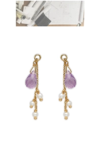 Dettaglio di orecchini in argento S925 placcati oro 14K con ametista e perle