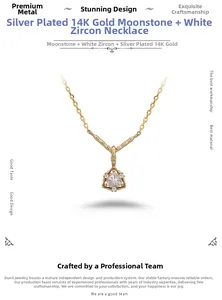 Dettaglio della collana a V in argento S925 placcato oro 14K con pietra di luna e zirconi