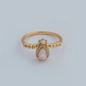 Detail of S925 silver gold-plated ring with pear-shaped pink crystal and pearl