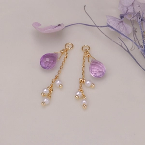 Dettaglio degli orecchini in argento S925 placcato oro 14K con gocce di ametista e perle