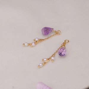 Orecchini pendenti in argento placcato oro 14K con ametista e perle bianche