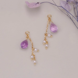 Orecchini vintage in argento S925 placcato oro 14K con ametista e perle su fondo bianco