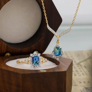 Elegantes Schmuckset aus S925 Silber mit blau-grünen Quarzsteinen und feinem Diamanthalo