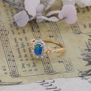 Detail eines S925 Silberrings im Vintage-Stil mit blauem Quarz und gewebter Ringschiene