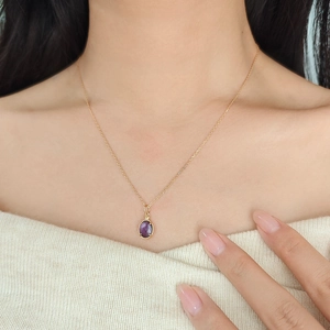 Eleganza della collana in argento S925 placcato oro 14K con ciondolo iolite su modella