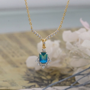 Makroaufnahme einer S925 Silberhalskette mit blaugrünem Quarz und Diamantbesatz im Detail
