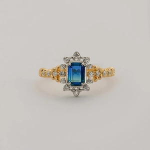 Vintage Goldring mit blau-grünem Quarz im Smaragdschliff und glänzendem Heiligenschein