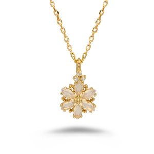 Elegante 14K vergoldete S925 Silberhalskette mit Blumen-Opal-Anhänger auf weißem Hintergrund