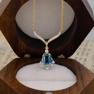 Retro Goldkette mit blau-grünem Quarzstein im Smaragdschliff in einer Holzbox