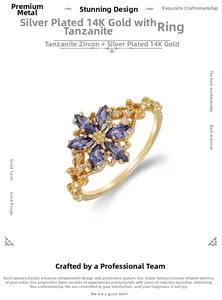 Détail de la bague en argent plaqué or 14K avec zircons tanzanite en forme de fleur