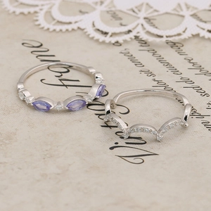 Details von S925 Sterlingsilber Ringen mit lila Edelsteinen und weißen Zirkonia