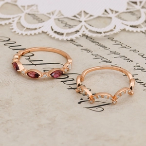 Details von S925 Roségoldringen mit rotem Marquise-Edelstein und Mikro-Zirkonia