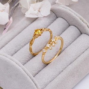 Detalle de set de anillos corona vintage de plata S925 con gema amarilla y circonitas