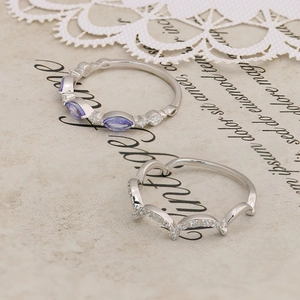 Details von Silberringen mit marquisefarbenem lila Edelstein und gewelltem Pavé-Diamantband