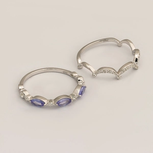 Details von S925 Silberring-Set mit lila Edelsteinen und V-förmigem Pavé-Band