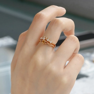 Detalle de anillo corona de plata S925 con citrino amarillo y circón blanco