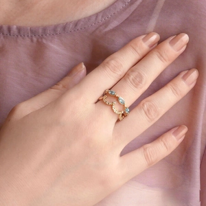 Makroansicht vergoldeter Silberringe mit blauen Markis-Steinen und Pavé-Diamanten