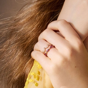 Details von gestapelten roségoldenen Ringen mit Rubin-Marquise-Schliff und Kronen-Diamanten