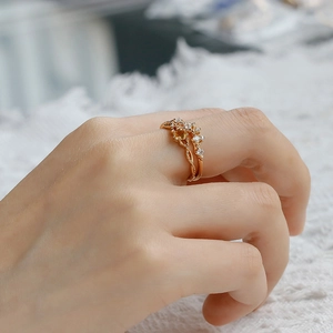 Primer plano de un anillo de corona vintage con piedra amarilla y detalles dorados