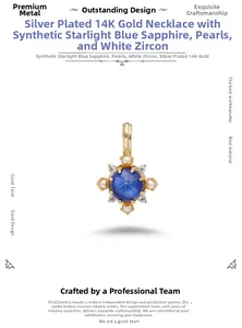 Dettaglio di un ciondolo a stella in argento placcato oro 14K con zaffiro e perle