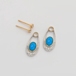 Makro-Detail von S925 Silber-Ohrstecker mit blauem Opal und Tropfen-Fassung