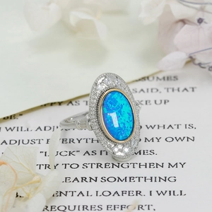 Nahaufnahme eines Vintage-Rings aus S925-Silber mit blauem Opal und Mikropave-Kristallen