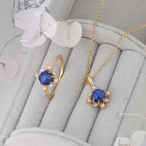 Macro di anello a fiocco di neve in oro 14K con zaffiro stellato e perle eleganti