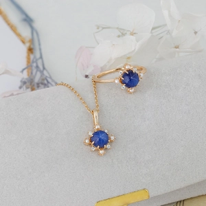 Dettaglio del set gioielli in argento S925 oro 14K con zaffiro stellato e perle