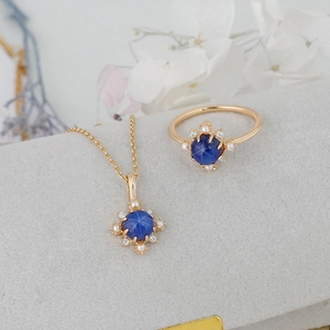 Dettaglio set collana e anello fiocco di neve in argento S925 con zaffiro e perle