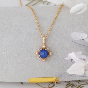 Collana con Ciondolo in Argento Sterling 925 Placcato Oro 14K Zaffiro Stellato Sintetico Perla Artificial Fiocco di Neve Vintage Natale Donna