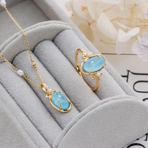 Vue détaillée de la parure en argent S925 doré avec larimar et perles en boîte cadeau