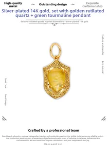 Detail van schildvormige hanger in 14K verguld zilver met rutielkwarts en groene spinel