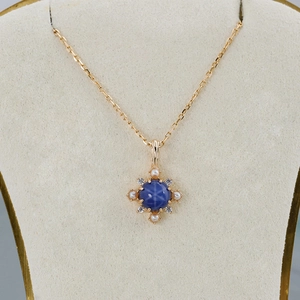 Macro del ciondolo in argento S925 con zaffiro stellato blu e perle naturali
