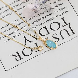 Détail du collier en argent S925 plaqué or 14K avec pierre larimar et perles blanches