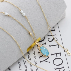 Détail du collier en or G10K avec pendentif Larimar et accents de perles sur velours