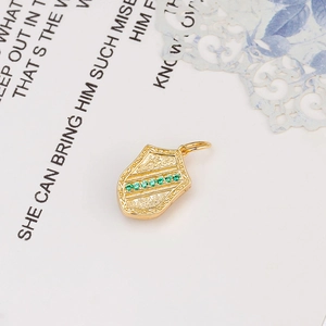 Vintage schildvormige 14K vergulde S925 zilveren hanger met groene edelstenen accenten