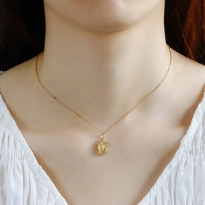 Detail van een vintage 14K vergulde S925 zilveren ketting met rutielkwarts hanger