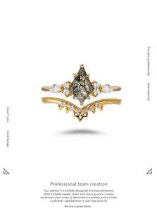 Detail eines Ring-Sets mit schwarzem Quarz im Drachenschliff und V-Band in 14K Vergoldung