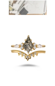Detail von Drachenschliff-Quarz-Ring und Goldkronenband im stapelbaren Schmuckset