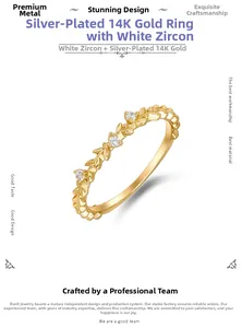 Dettaglio anello a foglia in argento placcato oro 14K con zirconi bianchi su bianco