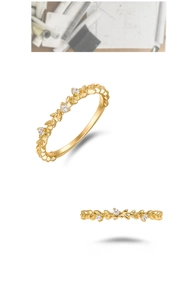 Dettaglio dell'anello a spiga di grano in argento S925 con placcatura in oro e zirconi