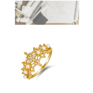 Detailansicht eines S925 Silber-Spitzenrings mit Perlen und goldenem Blumen-Hohlmuster