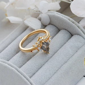Makroaufnahme Goldring in Kronenform mit rautenförmigem schwarzem Nadelquarz und Zirkon