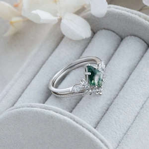 Detailansicht eines Moosachat-Ring-Sets mit S925-Silberband im Drachenschliff