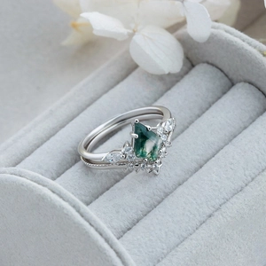Makroansicht des Ring-Sets mit Moosachat im Drachenschliff in einer Samtbox