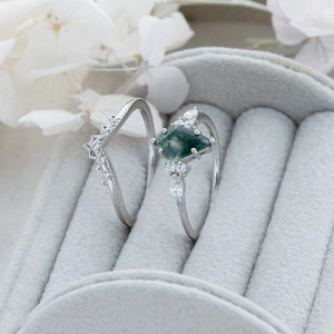 Detailaufnahme Moosachat-Ring im Drachenschliff mit V-förmigem Diamantband auf Samt